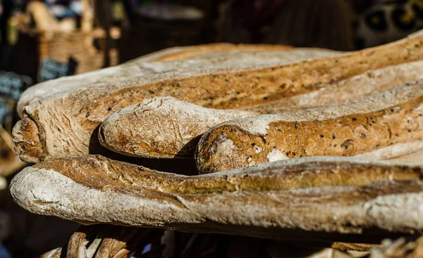 Органічні хлібні хліби на вуличному продовольчому ринку — стокове фото