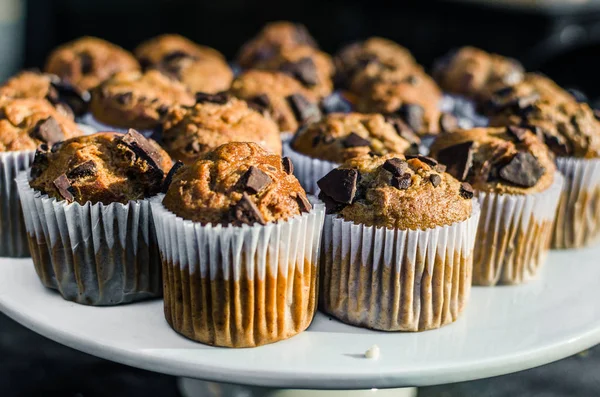 Photo rapprochée de muffins aux pépites de chocolat dans un marché alimentaire de rue — Photo
