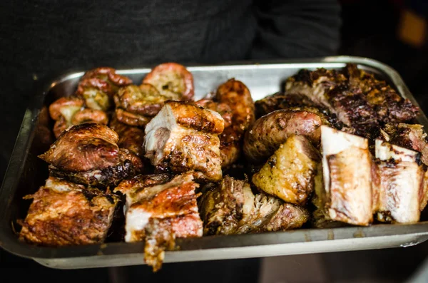 Foto de cerca de una bandeja llena de carne de barbacoa tradicional argentino asado —  Fotos de Stock