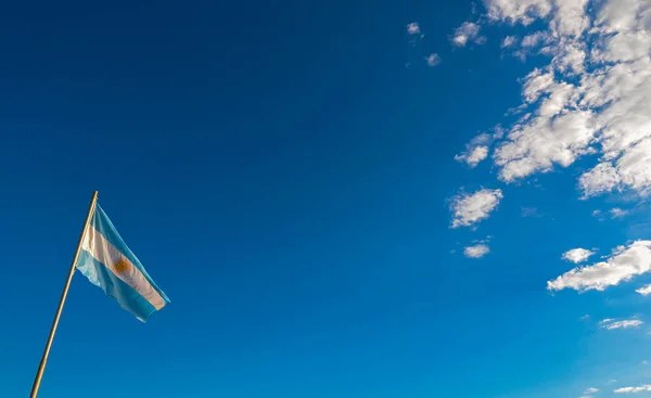 Argentinië vlag zwaaiende tegen blauwe hemel op een zonnige dag — Stockfoto