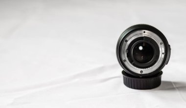 Beyaz arka plana karşı bir prime kamera lensi yakın. Seçici odaklama