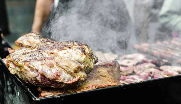 Argentina barbacoa asado chorizo embutidos y carne cocida a la parrilla —  Fotos de Stock