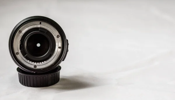 Beyaz arka plana karşı bir prime kamera lensi yakın. Seçici odaklama — Stok fotoğraf