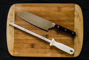 Bir bıçak bileme makinesi, ya da çelik honlama ve kesme tahtası üzerinde bir şef bıçak