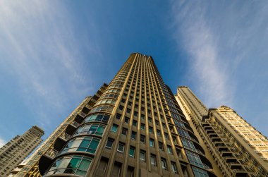 Mavi gökyüzüne karşı Buenos Aires Puerto Madero mahallede Gökdelenler