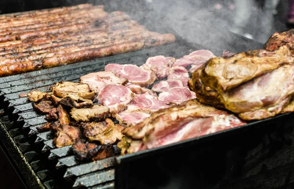 Argentina barbacoa asado chorizo embutidos y carne cocida a la parrilla —  Fotos de Stock