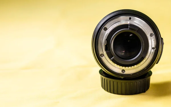 Primer plano de una lente de cámara principal sobre fondo amarillo. Enfoque selectivo —  Fotos de Stock