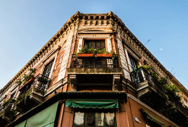 Kleurrijk oud gebouw met prachtige architectuur in Buenos Aires — Stockfoto