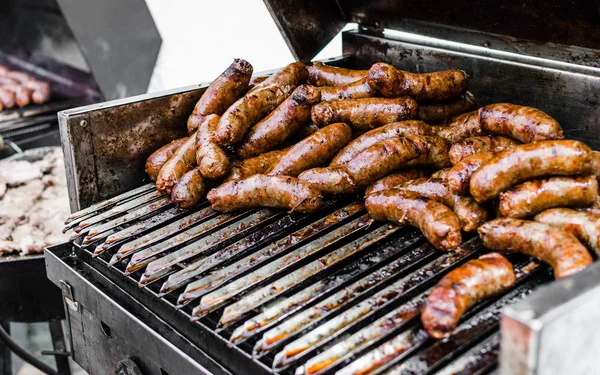 Argentinië barbecue Asado chorizo worstjes en vlees koken op Parilla Grill — Stockfoto