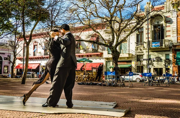 Buenos Aires, Argentina - 11 de julho de 2016: Dançarinos de tango na Plaza Serrano — Fotografia de Stock