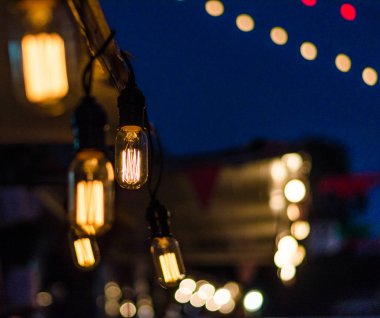 Bir sokak gıda pazarında Vintage antika asılı ampuller