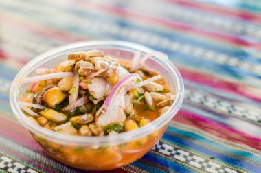Bir sokak gıda pazarında kırmızı soğan ve kızarmış Mısır ile Peru karışık içindeki Ceviche