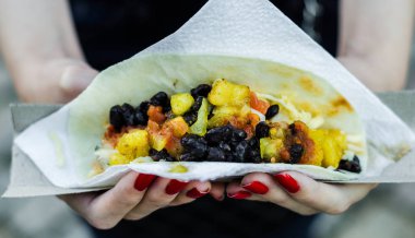 Bir sokak gıda pazarında tavuk doldurma ile Meksika Taco