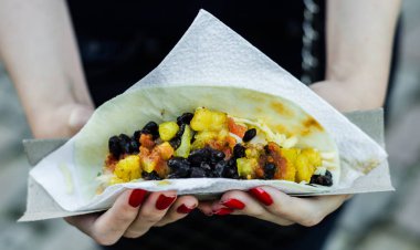 Bir sokak gıda pazarında tavuk doldurma ile Meksika Taco