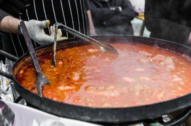 Bir sokak gıda pazarında sosis ile geleneksel Italyan yahni yemek