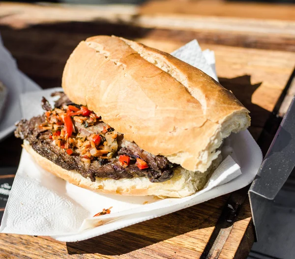 Sandwich con carne de llama y salsa de criolla en un mercado callejero de alimentos — Foto de Stock