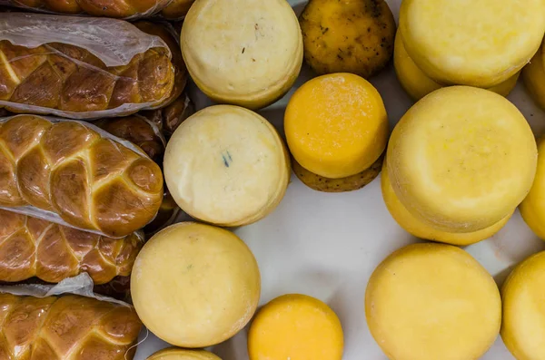 Flat lay vista superior de queijos italianos tradicionais em um mercado de comida de rua — Fotografia de Stock