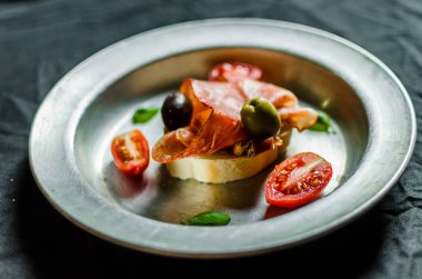 Jamon jambon, zeytin, kiraz domates ve fesleğen ile İspanyol tapas sandviç