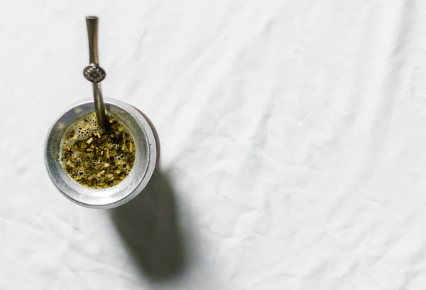 Yerba maté thee in een kalebas kalebas tegen witte achtergrond. Selectieve focus — Stockfoto