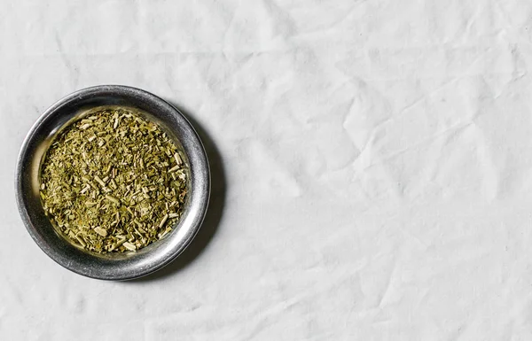 Yerba mate tè su un piatto di metallo contro sfondo bianco — Foto Stock