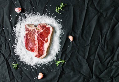 Siyah arka plan karşı sığır eti T kemik biftek