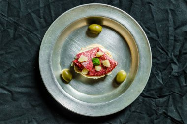 Salam, parmesan, zeytin ve fesleğen ile İspanyol tapas sandviç