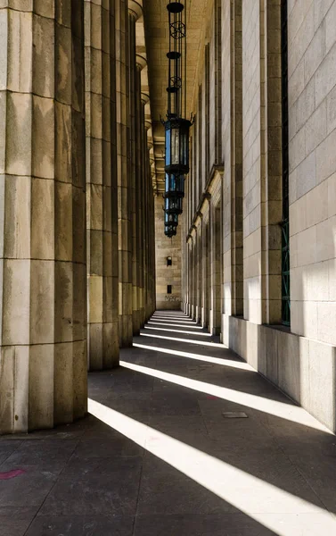 Foto abstracta de columnas con arquitectura tradicional — Foto de Stock