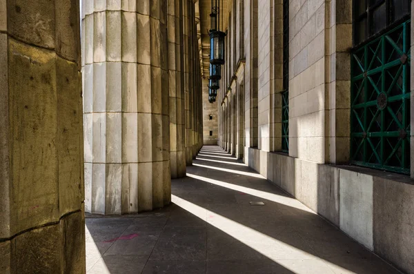 Foto abstracta de columnas con arquitectura tradicional — Foto de Stock