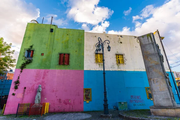 BUENOS AIRES, ARGENTINA - March 16, 2016: Colorful houses on Caminito street — Stock Photo, Image