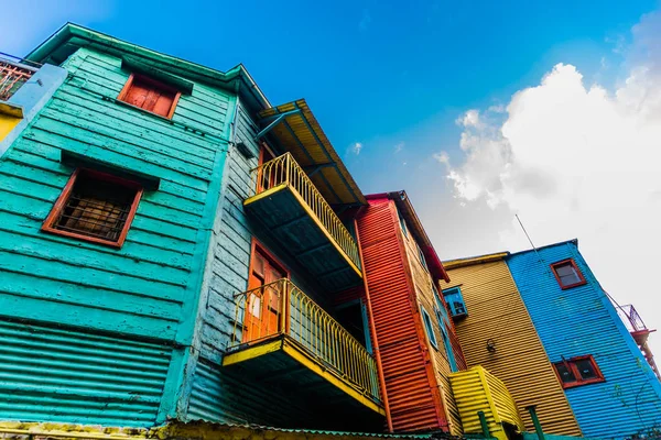 Case colorate pe strada Caminito în cartierul La Boca, Buenos Aires — Fotografie, imagine de stoc