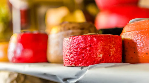 Geleneksel İtalyan peynirlerinin ekranda seçilmesi, seçici odak — Stok fotoğraf
