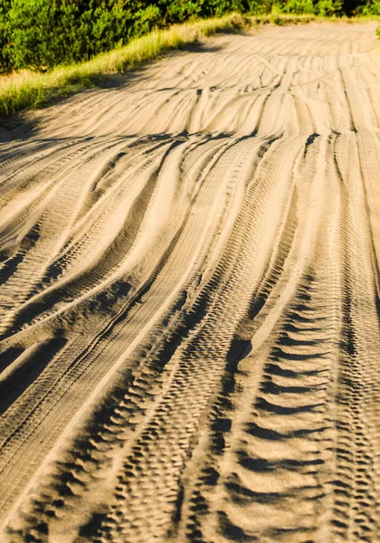 Vit och gul sand i öknen med fyrhjuling och bil jeep spår — Stockfoto