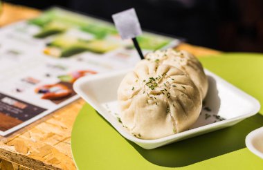 Bir sokak gıda pazarında domuz eti ve bahar soğan ile Asya buharda baozi çörekler