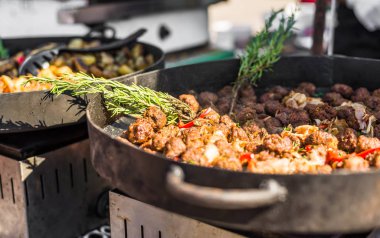 Bir sokak gıda pazarında sebze ve biberiye pişirme ile Köfte