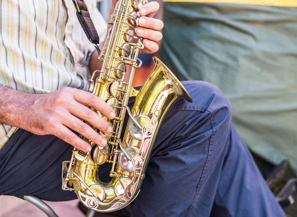 Músico callejero tocando saxofón un día soleado —  Fotos de Stock
