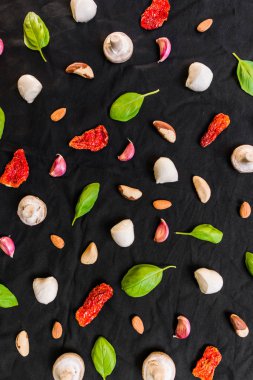 Siyah arka plana karşı farklı İtalyan gıda maddelerinin seçimi