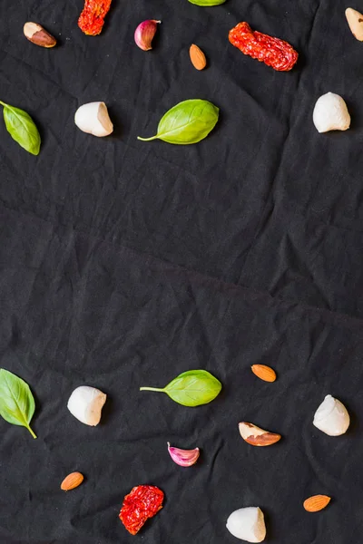 Siyah arka plana karşı farklı İtalyan gıda maddelerinin seçimi — Stok fotoğraf