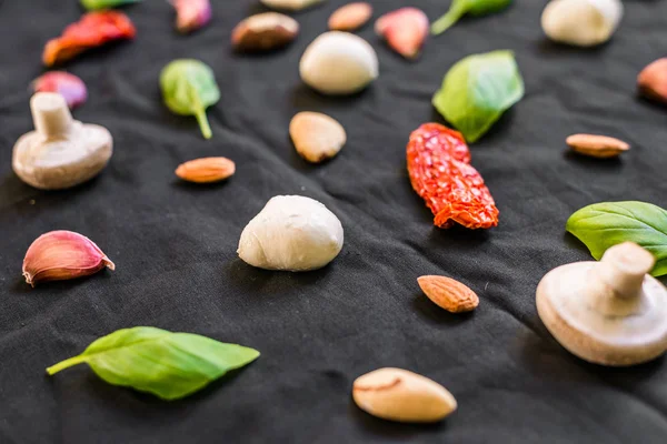 Seleção de diferentes ingredientes alimentares italianos contra fundo preto — Fotografia de Stock