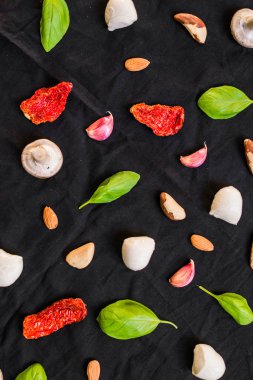 Siyah arka plana karşı farklı İtalyan gıda maddelerinin seçimi