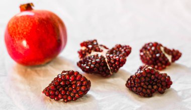 Beyaz arka plan karşı tohumları ile olgun ve kırmızı nar meyve