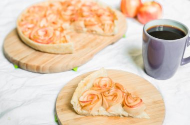 Beyaz arka plan karşı Elma gül pasta tart