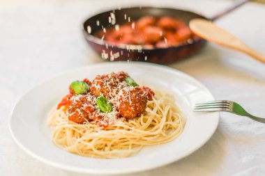 Domates soslu köfteli spagetti makarnası, üzerine düşen peynir