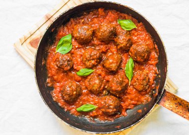 Tavada fesleğen ile domates soslu köfte