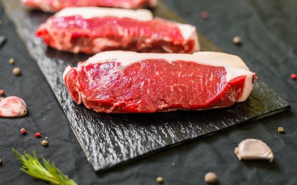 New York Strip Porterhouse Steak daging sapi dengan latar belakang hitam — Stok Foto