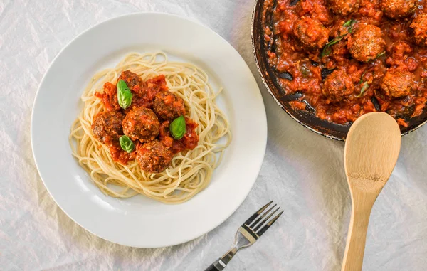Спагетти с фрикадельками в томатном соусе и листьях базилика — стоковое фото