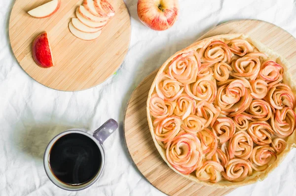 Яблучний рожевий пиріг пиріг проти білого фону — стокове фото