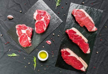 Siyah arka plan karşı baharat ve otlar ile Sığır eti biftek