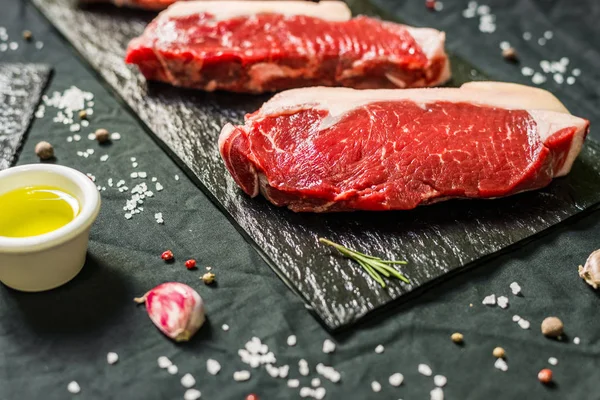 Nowy Jork taśmy Porterhouse stek mięso wołowe przeciwko czarnym tle — Zdjęcie stockowe