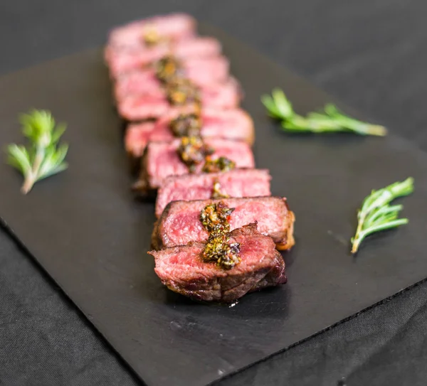 Nueva york tira de carne de res porterhouse filete con adornado y especias —  Fotos de Stock