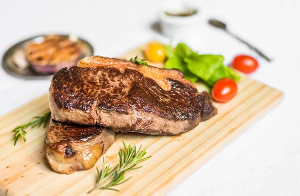New York strip Porterhouse steak rundvlees met gegarneerd en specerijen — Stockfoto